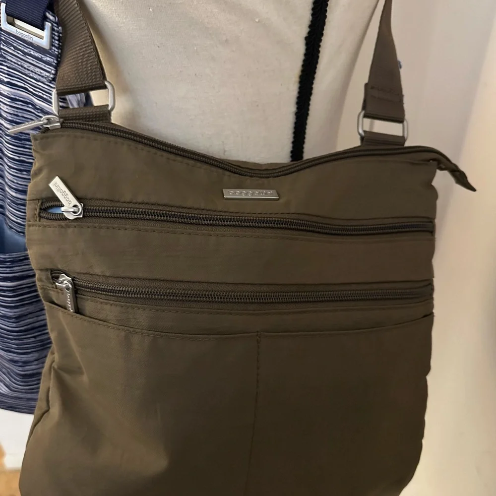 BAGGALLINI BOGO, 2 Crossbody Organizers for price of 1- BUY 1 REPOSH 1 Medium - Picture 6 of 11